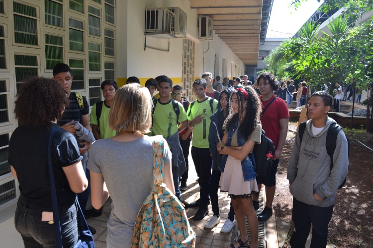 Alunos dos cursos técnicos nos corredores do bloco 500 do Câmpus Goiânia